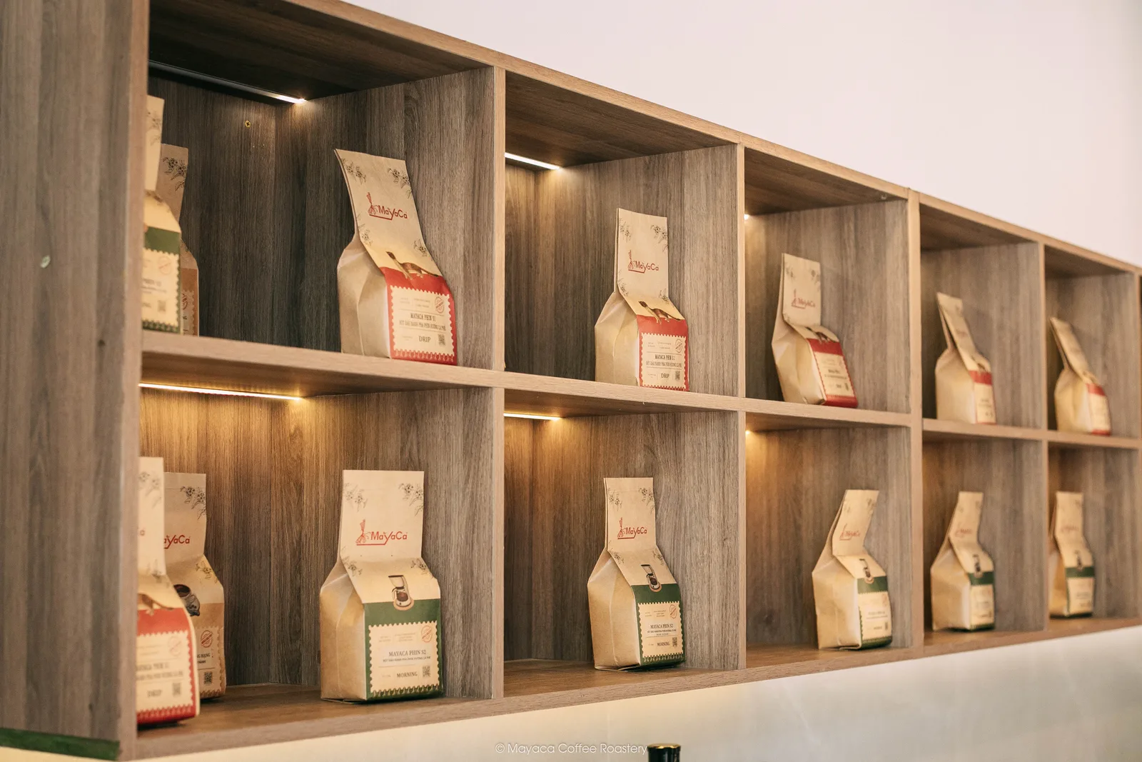 Kệ trưng bày cà phê tại Hai Linh Coffee