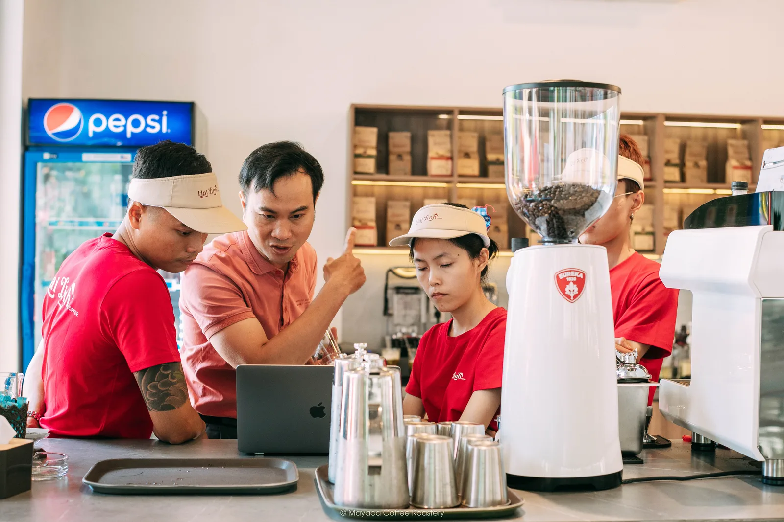 Đội ngũ Hai Linh Coffee phối hợp tại quầy pha chế
