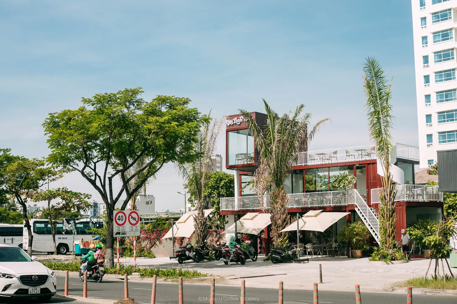 Toàn cảnh mặt tiền Hai Linh Coffee