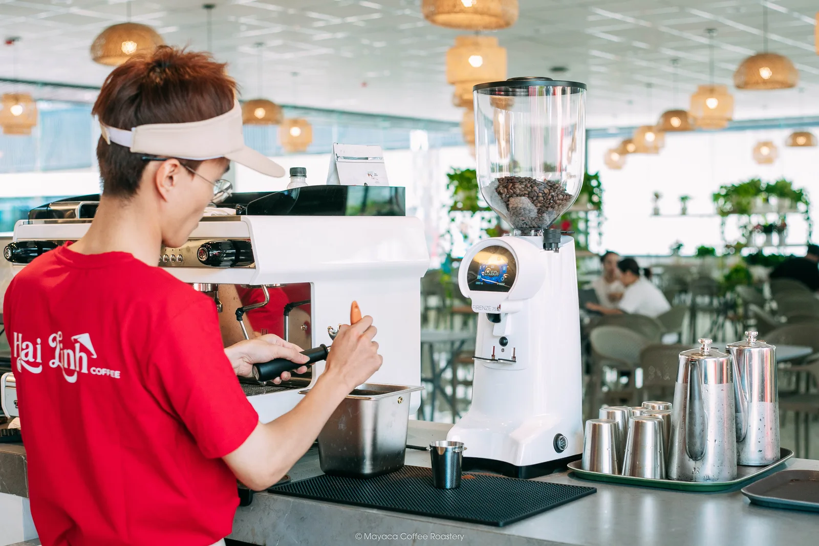 Nhân viên thao tác tại máy pha cà phê