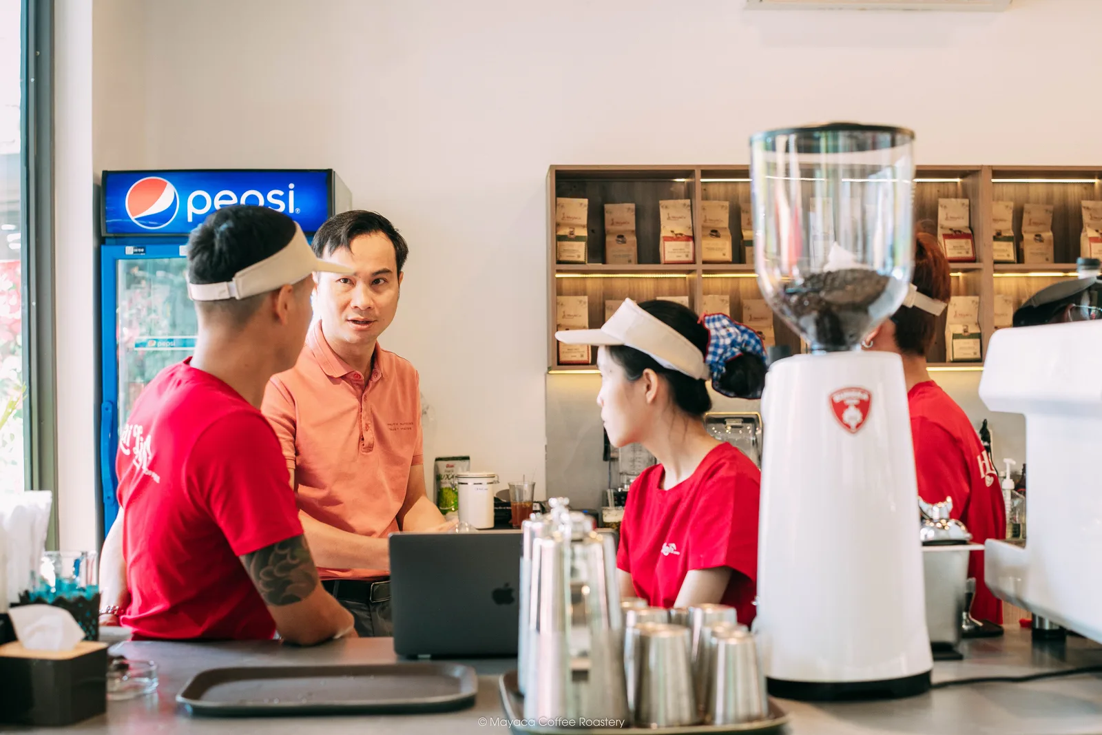 Đội ngũ Hai Linh Coffee làm việc tại quầy
