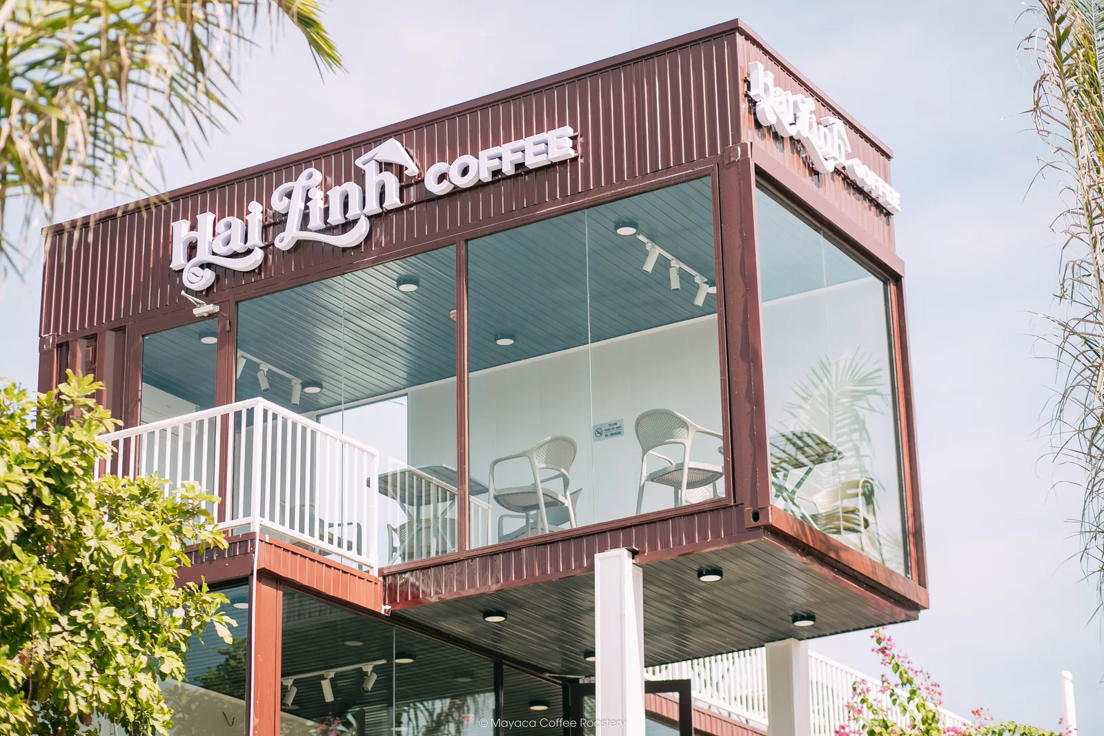 Cận cảnh tầng trên và bảng hiệu Hai Linh Coffee