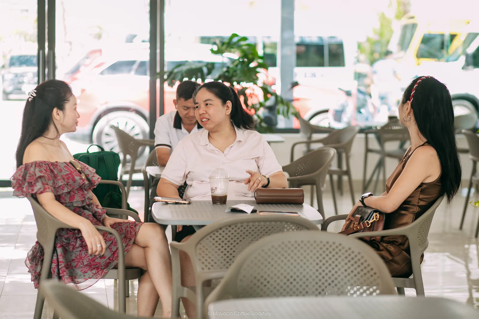 Nhóm khách hàng trò chuyện trong không gian quán