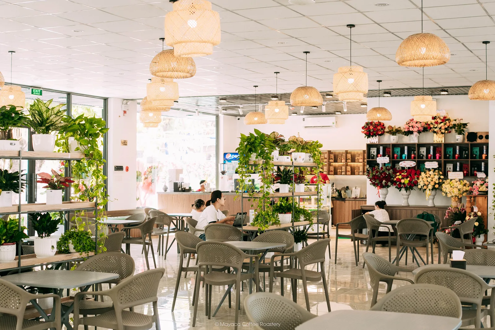 Toàn cảnh không gian nội thất Hai Linh Coffee