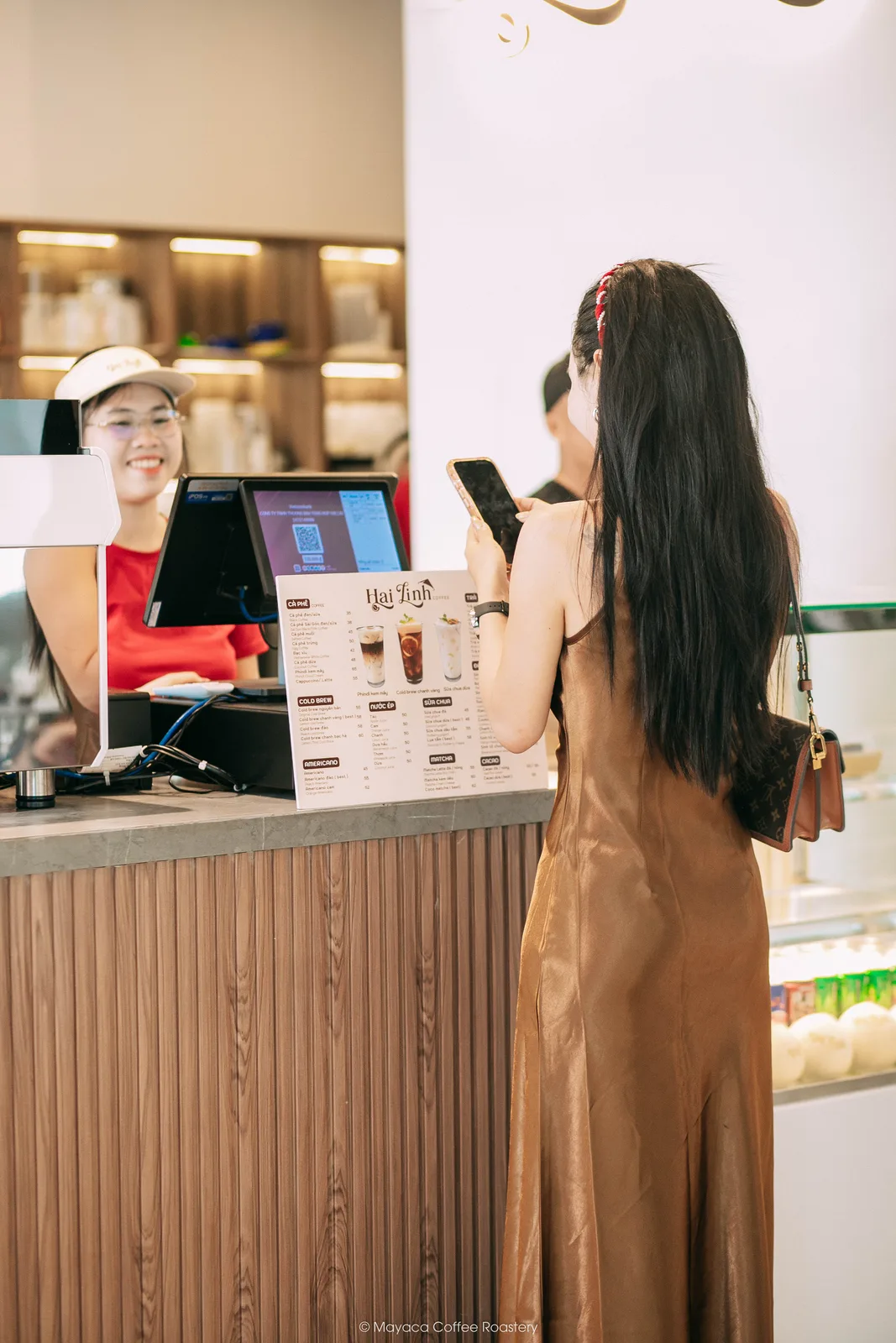 Khách hàng lựa chọn đồ uống tại quầy