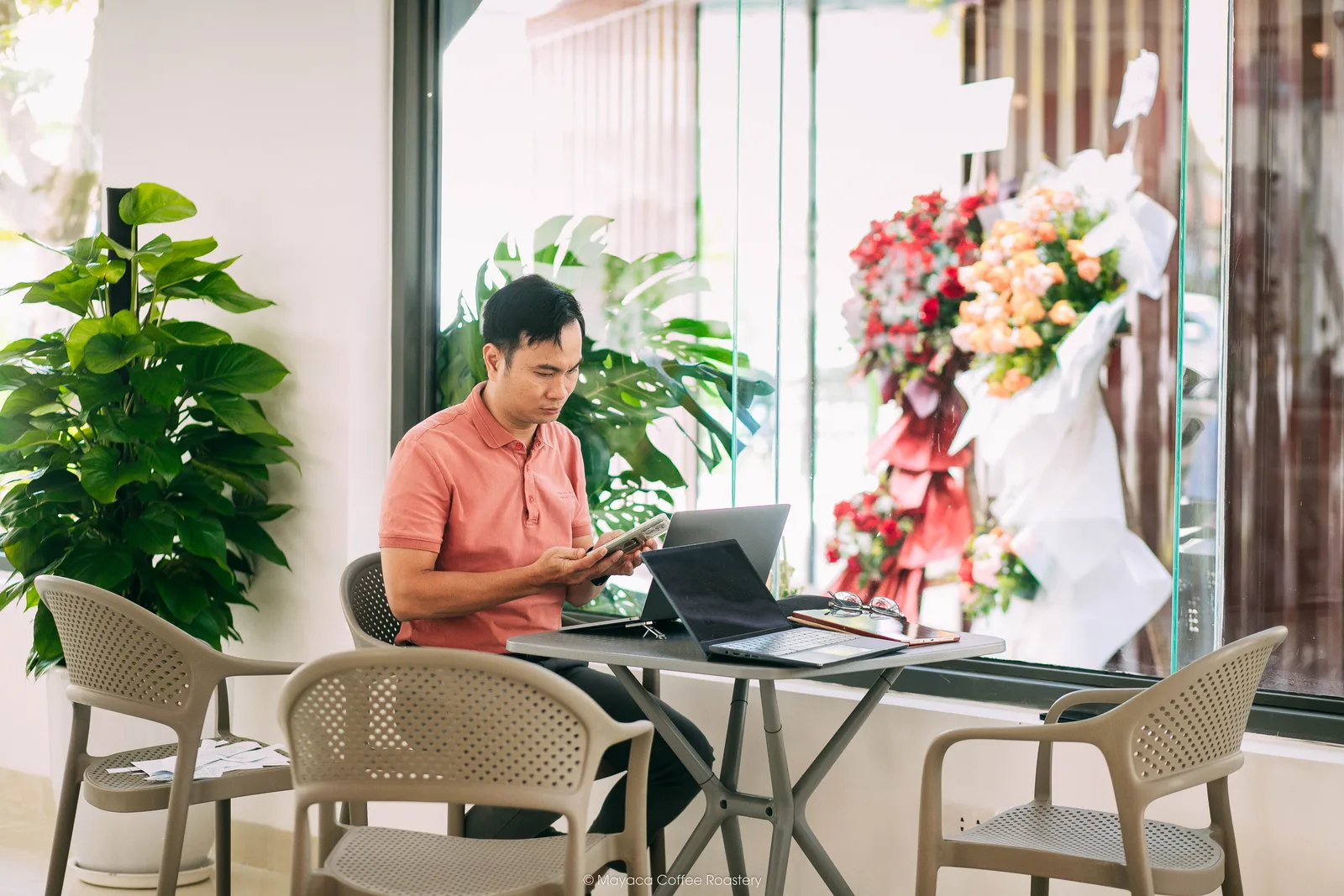Khách hàng làm việc tại góc ngồi nhiều cây xanh