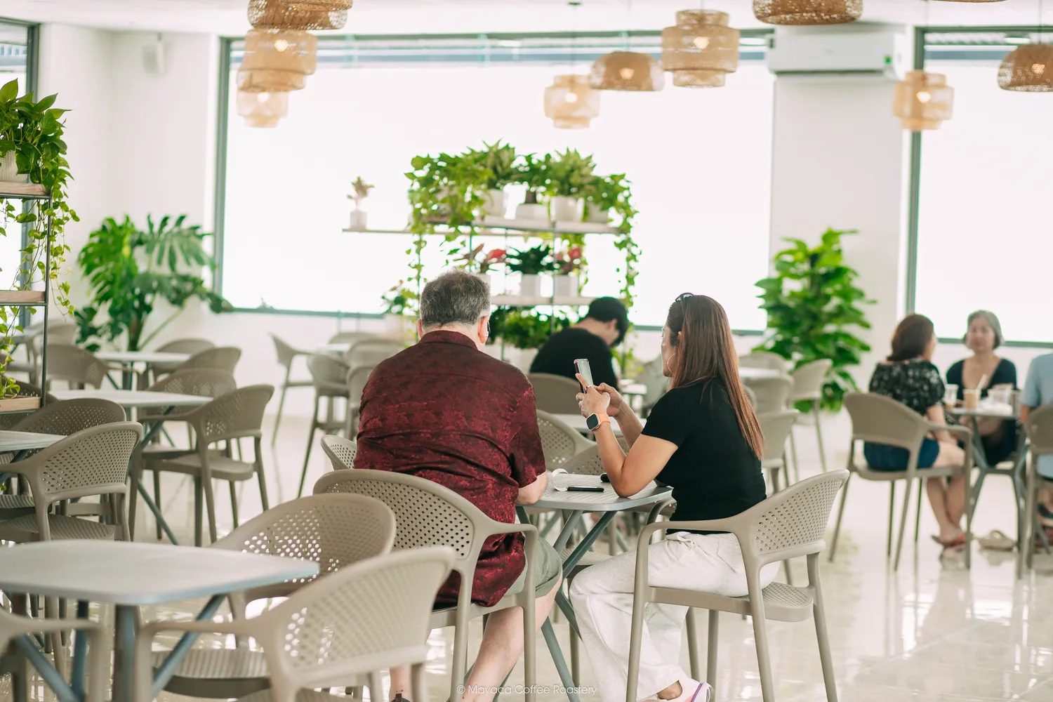 Khách hàng trò chuyện tại Hai Linh Coffee
