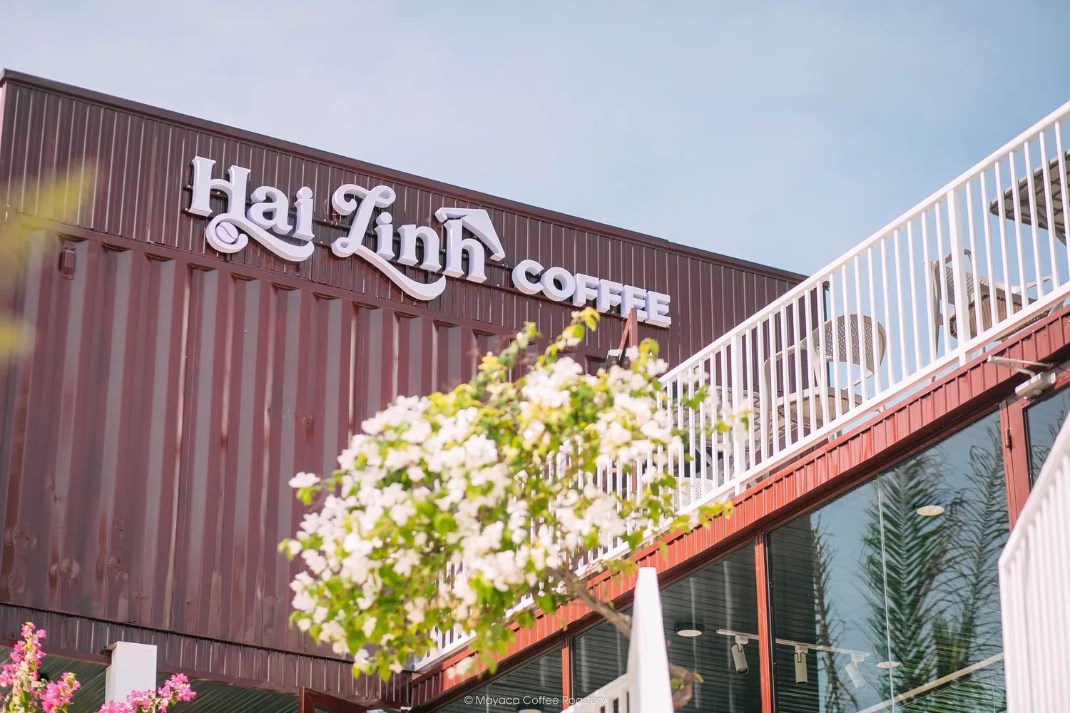 Logo Hai Linh Coffee trên mặt tiền