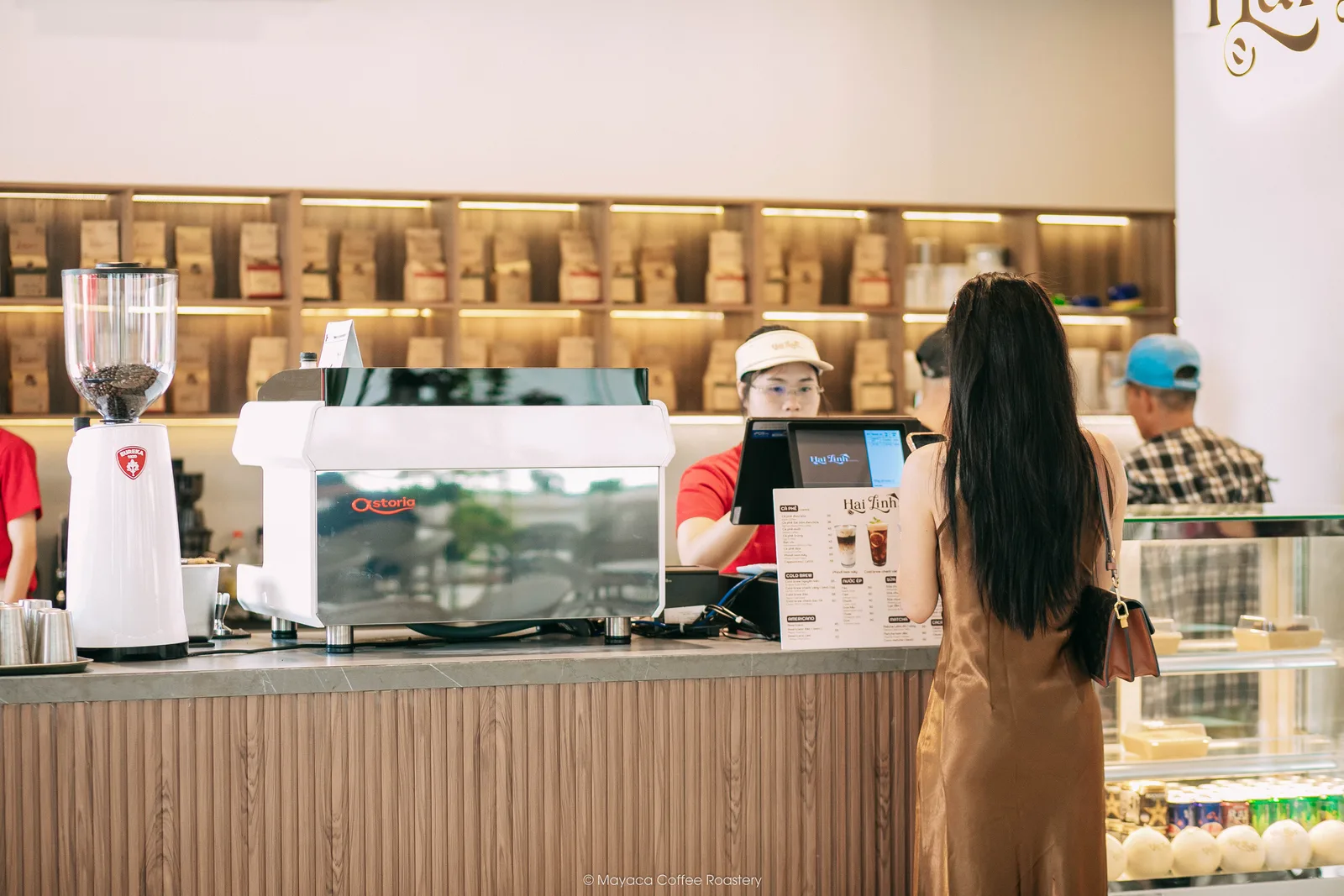 Khách hàng gọi món tại quầy Hai Linh Coffee