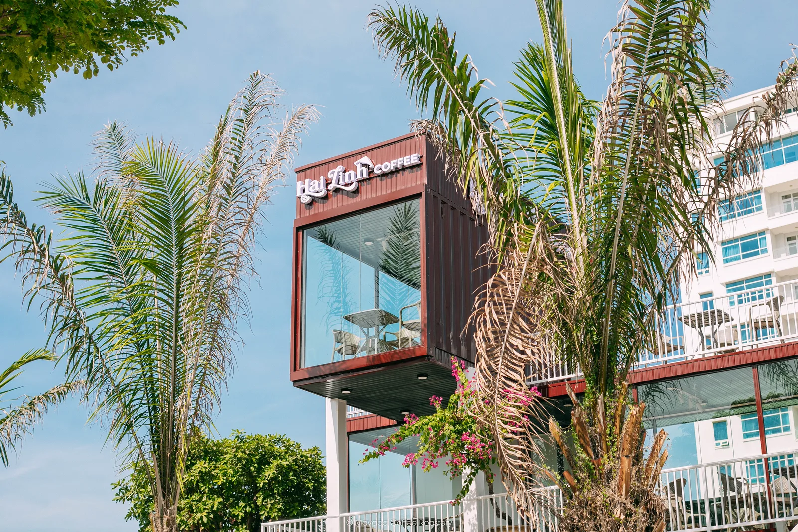Kiến trúc mặt tiền nổi bật của Hai Linh Coffee