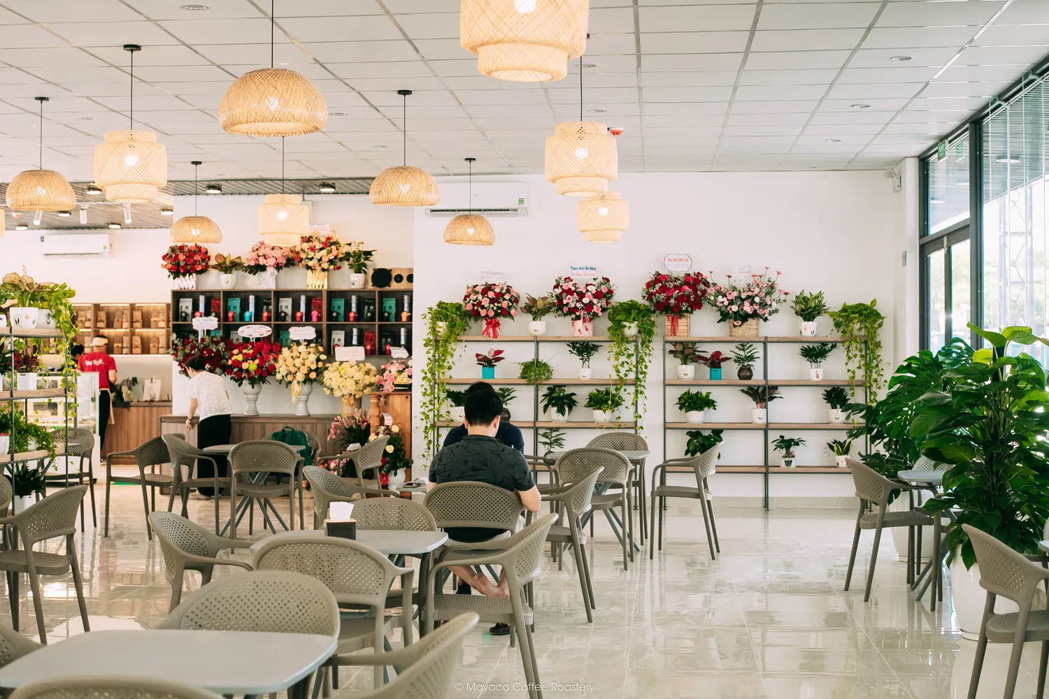 Không gian rộng rãi bên trong Hai Linh Coffee
